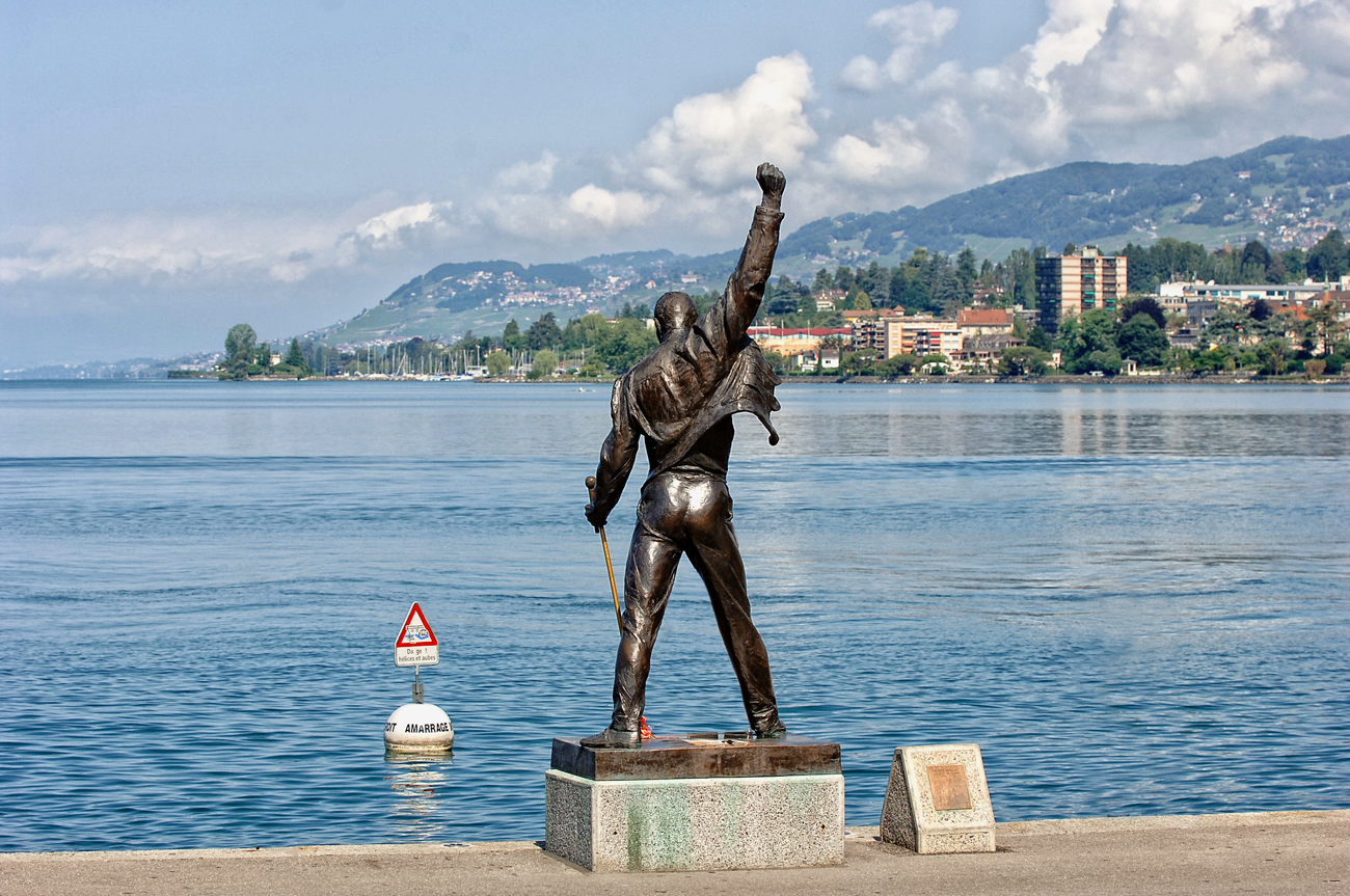 Statua di Freddie Mercury. Un onore che si riserva a Divinità, Re e Leggende. 