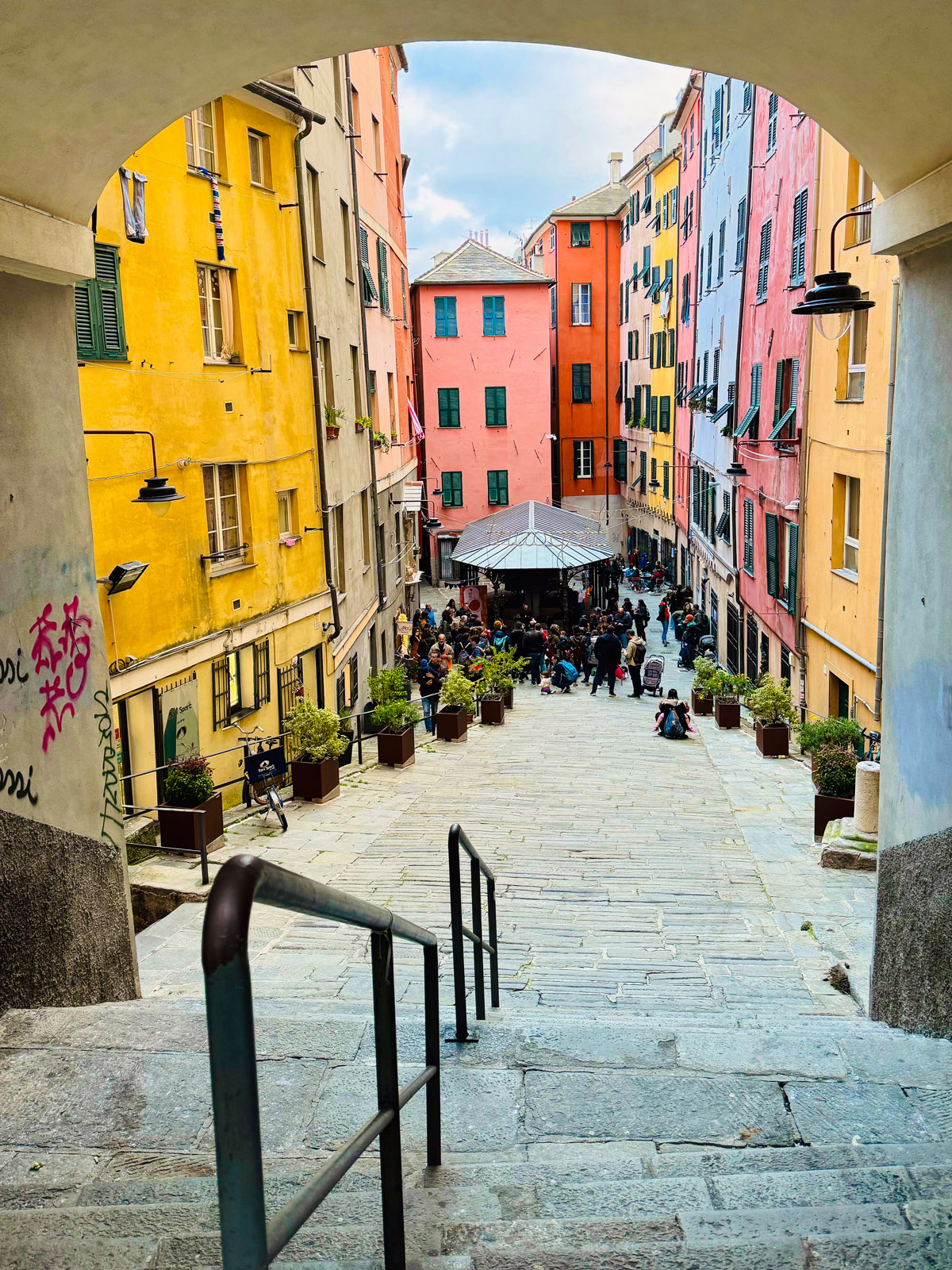 Messa all'aperto nei vicoli di Genova