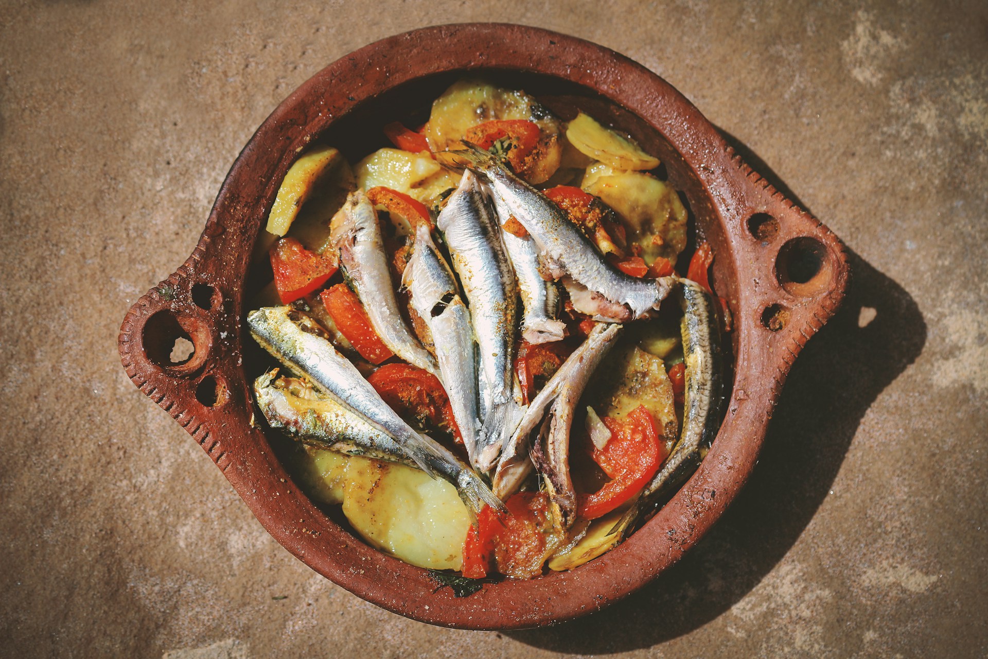 sardine con patate al coccio aziz-acharki-WxgXExYyV30-unsplash